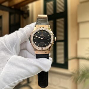 Đồng Hồ Hublot Classic Fusion King Gold Viền Đính Đá HBF 42mm (2)