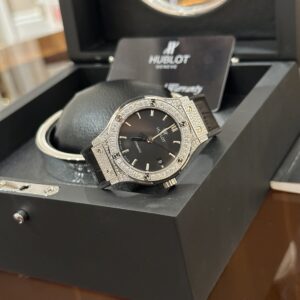Đồng Hồ Hublot Classic Fusion Rep 11 Đính Đá Màu Đen HB Factory 38mm