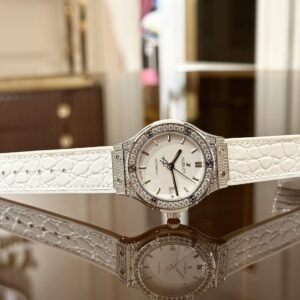 Đồng Hồ Hublot Classic Fusion Rep 11 Đính Đá Màu Trắng HBF 38mm