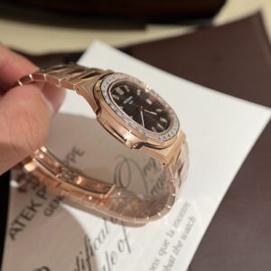 Đồng Hồ Patek Philippe Nautilus 5723 Bọc Vàng Độ Kim Cương Moissanite 40mm