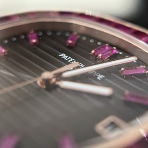Đồng Hồ Patek Philippe Nautilus 5723 Bọc Vàng Độ Đá Ruby Đỏ Tổng Hợp (10)