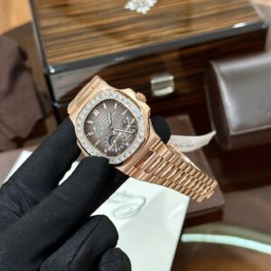 Đồng Hồ Patek Philippe Nautilus 5724 Bọc Vàng Độ Kim Cương Moissanite 40mm (7)
