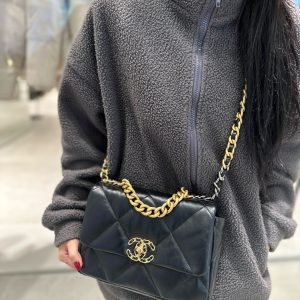 Túi Chanel C19 Like Auth Nữ Màu Đen Khoá Vàng 26cm (2)