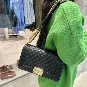 Túi Xách Hàng Hiệu Chanel Boy Medium Siêu Cấp Màu Đen Khoá Vàng 25cm (2)
