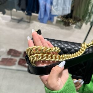 Túi Xách Hàng Hiệu Chanel Boy Medium Siêu Cấp Màu Đen Khoá Vàng 25cm (2)