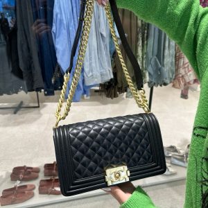Túi Xách Hàng Hiệu Chanel Boy Medium Siêu Cấp Màu Đen Khoá Vàng 25cm (2)