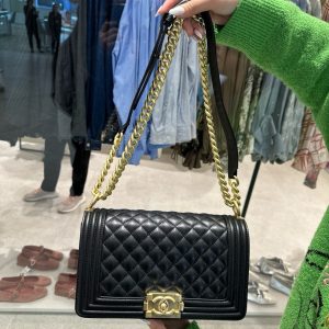 Túi Xách Hàng Hiệu Chanel Boy Medium Siêu Cấp Màu Đen Khoá Vàng 25cm (2)