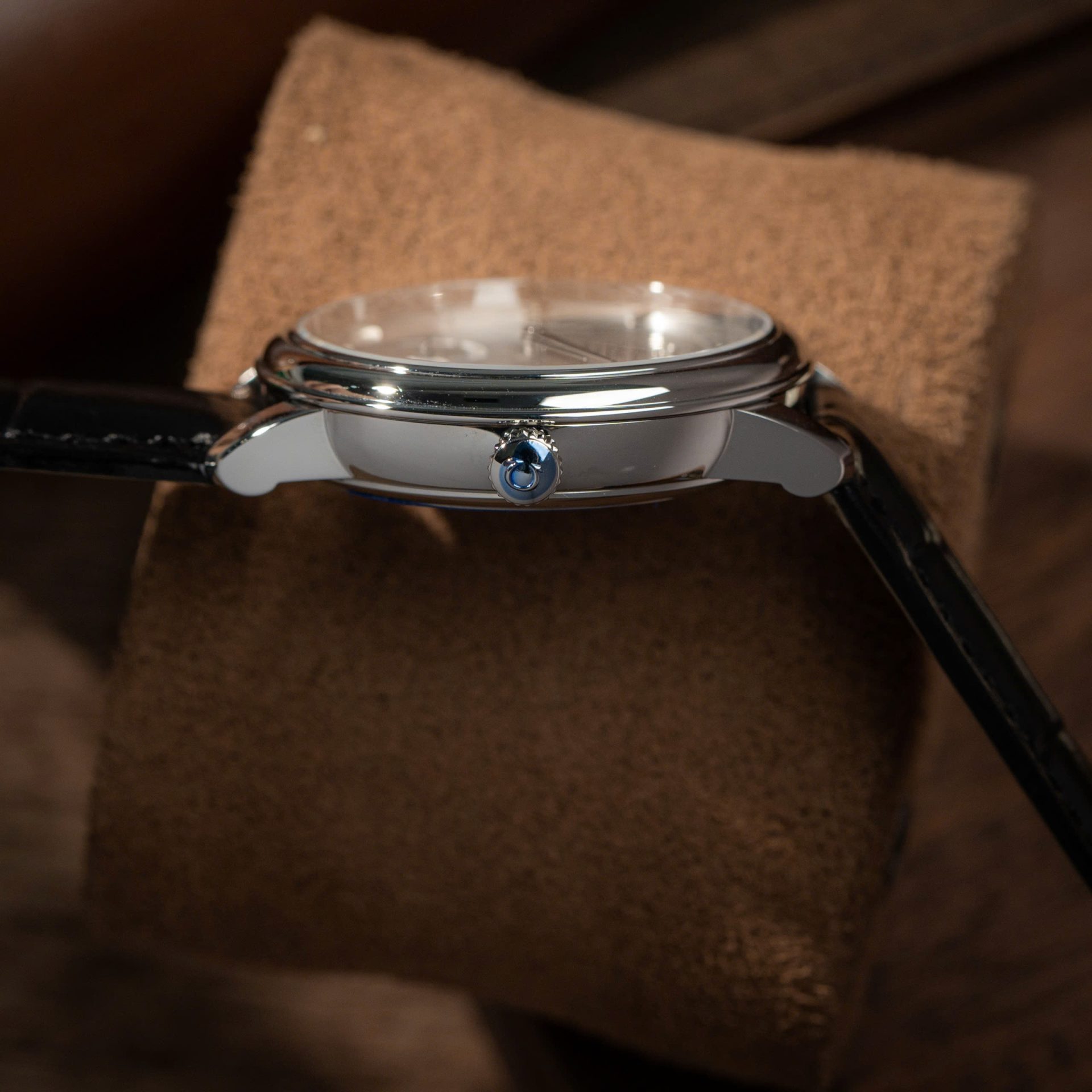 Đồng Hồ Omega De Ville Prestige Power Reserve Replica 11 Mặt Trắng Dây Da 39 (3) Đồng Hồ Omega De Ville Prestige Power Reserve Replica 11 Mặt Trắng Dây Da 39 (2)