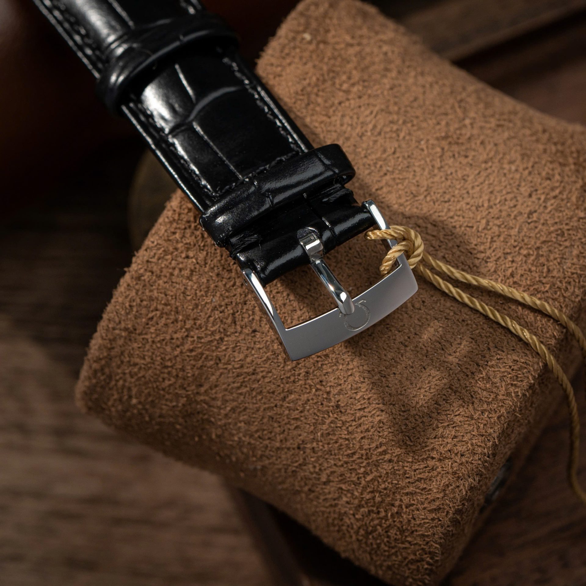 Đồng Hồ Omega De Ville Prestige Power Reserve Replica 11 Mặt Trắng Dây Da 39 (6) Đồng Hồ Omega De Ville Prestige Power Reserve Replica 11 Mặt Trắng Dây Da 39 (2)