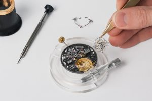 Đồng Hồ Cơ Automatic Có Cần Lên Dây Cót Không Chạy Được Bao Lâu (1)