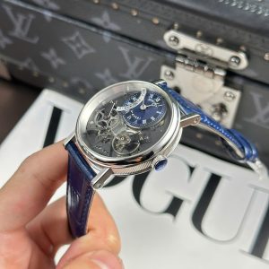 THÔNG SỐ – BẢO HÀNH Kích thước 40mm Chất liệu Thép mạ vàng hồng Dây đeo Dây da cao cấp Bộ máy Cal505SR1 Mặt kính Sapphire nguyên khối Chức năng Full chức năng Độ chịu nước Tốt Bảo hành Bảo hành 5 năm – Hỗ trợ trọn đời máy Dịch vụ Thay pin đồng hồ – Spa làm mới miễn phí Hỗ trợ Thu cũ đổi mới – Lên đời đồng hồ giá tốt Đồng Hồ Breguet Tradition 7097 Chế Tác Màu Xanh Blue Nhà Máy ZF 40mm (4)