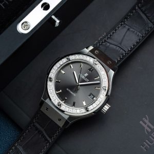 Đồng Hồ Hublot Classic Fusion Màu Xám Chế Tác Vành Đính Kim Cương Moissanite 38mm (2)