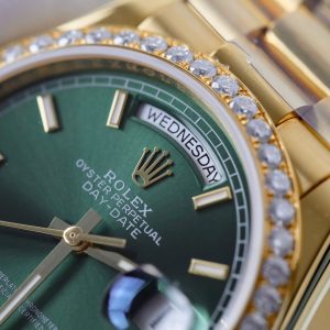 Đồng Hồ Rolex Day-Date Mặt Xanh Lá Cây Chế Tác Bọc Vàng Thật Đính Moissanite Hong Kong 36mm (2)