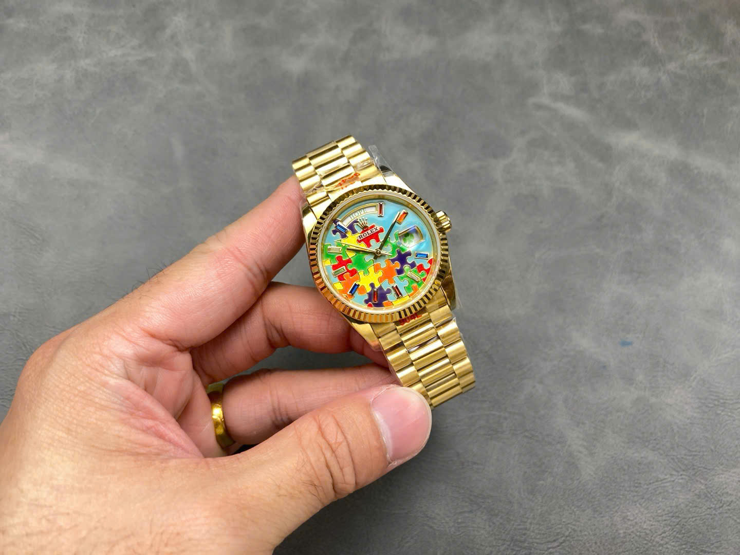 Đồng Hồ Rolex Day-Date 128238 Chế Tác Mặt Số Puzzle Emoji Jigsaw Motif 36mm (7) Đồng Hồ Rolex Day-Date 128238 Chế Tác Mặt Số Puzzle Emoji Jigsaw Motif 36mm (8)