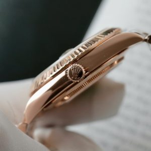 Đồng Hồ Rolex Day-Date Mặt Chocolate Chế Tác Bọc Vàng Cọc Số Đính Moissanite Baguette 40mm (2)