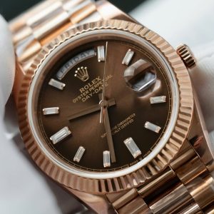 Đồng Hồ Rolex Day-Date Mặt Chocolate Chế Tác Bọc Vàng Cọc Số Đính Moissanite Baguette 40mm (2)