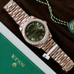 Đồng Hồ Rolex Day-Date Mặt Xanh Lá Cây Chế Tác Bọc Vàng Đính Kim Cương Moissanite Baguette 40mm (2)