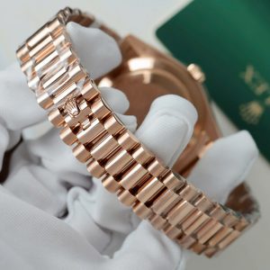 Đồng Hồ Rolex Day-Date Mặt Xanh Lá Cây Chế Tác Bọc Vàng Đính Kim Cương Moissanite Baguette 40mm (2)