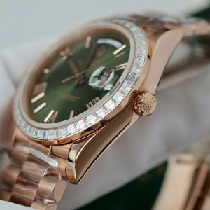 Đồng Hồ Rolex Day-Date Mặt Xanh Lá Cây Chế Tác Bọc Vàng Đính Kim Cương Moissanite Baguette 40mm (2)