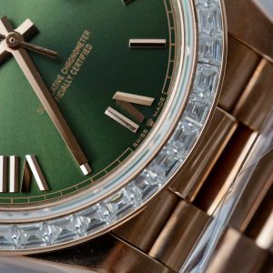 Đồng Hồ Rolex Day-Date Mặt Xanh Lá Cây Chế Tác Bọc Vàng Đính Kim Cương Moissanite Baguette 40mm (2)