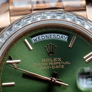 Đồng Hồ Rolex Day-Date Mặt Xanh Lá Cây Chế Tác Bọc Vàng Đính Kim Cương Moissanite Baguette 40mm (2)