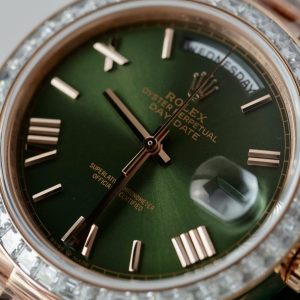 Đồng Hồ Rolex Day-Date Mặt Xanh Lá Cây Chế Tác Bọc Vàng Đính Kim Cương Moissanite Baguette 40mm (2)