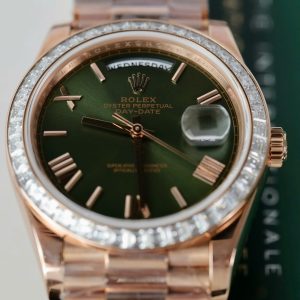 Đồng Hồ Rolex Day-Date Mặt Xanh Lá Cây Chế Tác Bọc Vàng Đính Kim Cương Moissanite Baguette 40mm (2)