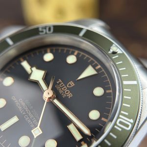 Đồng Hồ Tudor Black Bay Harrods M79230G Replica 11 Viền Xanh Lá Cây Xưởng ZF 41mm (2)