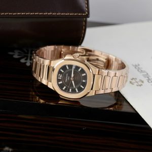 Đồng Hồ Patek Philippe Nautilus 7010 Nữ Màu Vàng Hồng Mặt Đen Fake Cao Cấp 32mm (2)