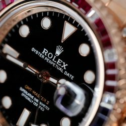 Đồng Hồ Rolex GMT-Master II 126755 SARU Rep 11 Bọc Vàng Độ Moissanite Sapphire 41mm (2)