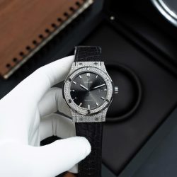 Đồng Hồ Hublot Classic Fusion Mặt Xám Chế Tác Vỏ Đính Full Kim Cương Thiên Nhiên 42mm (2)