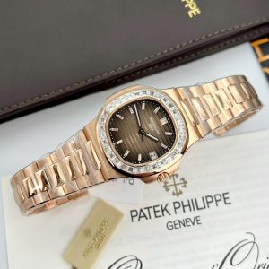 Đồng Hồ Patek Philippe Nautilus 5723 Mặt Nâu Chế Tác Bọc Vàng 18K + Đính Kim Cương Tổng Hợp Baguette 40mm (2)