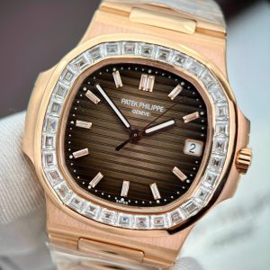 Đồng Hồ Patek Philippe Nautilus 5723 Mặt Nâu Chế Tác Bọc Vàng 18K + Đính Kim Cương Tổng Hợp Baguette 40mm (2)