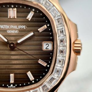 Đồng Hồ Patek Philippe Nautilus 5723 Mặt Nâu Chế Tác Bọc Vàng 18K + Đính Kim Cương Tổng Hợp Baguette 40mm (2)