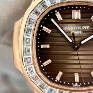Đồng Hồ Patek Philippe Nautilus 5723 Mặt Nâu Chế Tác Bọc Vàng 18K + Đính Kim Cương Tổng Hợp Baguette 40mm (2)