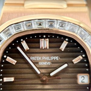 Đồng Hồ Patek Philippe Nautilus 5723 Mặt Nâu Chế Tác Bọc Vàng 18K + Đính Kim Cương Tổng Hợp Baguette 40mm (2)