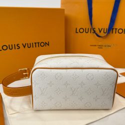 Túi Cầm Tay Louis Vuitton LV Locker Dopp Kit Like Auth Màu Trắng Họa Tiết Monogram 24x13x12cm (2)