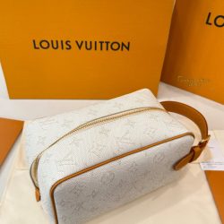 Túi Cầm Tay Louis Vuitton LV Locker Dopp Kit Like Auth Màu Trắng Họa Tiết Monogram 24x13x12cm (2)