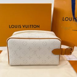 Túi Cầm Tay Louis Vuitton LV Locker Dopp Kit Like Auth Màu Trắng Họa Tiết Monogram 24x13x12cm (2)