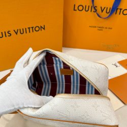 Túi Cầm Tay Louis Vuitton LV Locker Dopp Kit Like Auth Màu Trắng Họa Tiết Monogram 24x13x12cm (2)