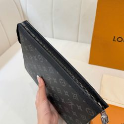 Túi Clutch Louis Vuitton Siêu Cấp Họa Tiết Monogram Màu Xám 26cm (2)