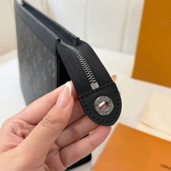 Túi Clutch Louis Vuitton Siêu Cấp Họa Tiết Monogram Màu Xám 26cm (2)