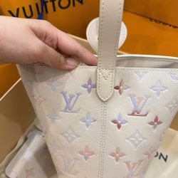 Túi Xách Louis Vuitton All In BB Siêu Cấp Da Bò Màu Kem Họa Tiết Dập Nổi 16x18x12cm (2)