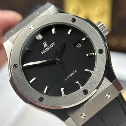Đồng Hồ Hublot Classic Fusion Rep 11 Màu Đen Trọng Lượng 84 Gram Siêu Nhẹ Xưởng JJZ 42mm (3)
