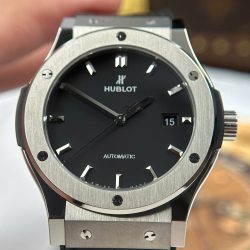 Đồng Hồ Hublot Classic Fusion Rep 11 Màu Đen Trọng Lượng 84 Gram Siêu Nhẹ Xưởng JJZ 42mm (3)