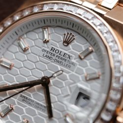 Đồng Hồ Rolex Land-Dweller 127334 Chế Tác Mặt Trắng Họa Tiết Tổ Ong Đính Đá Baguette 40mm (2)