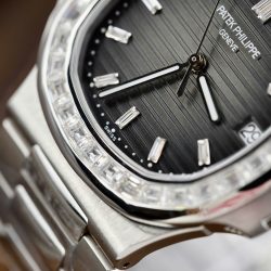 Đồng Hồ Patek Philippe Nautilus 5723 Chế Tác Mặt Xám Đính Kim Cương Moissanite Baguette 40mm (2)