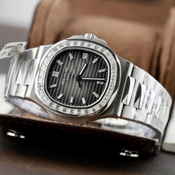Đồng Hồ Patek Philippe Nautilus 5723 Chế Tác Mặt Xám Đính Kim Cương Moissanite Baguette 40mm (2)