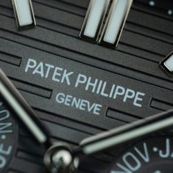 Đồng Hồ Patek Philippe Nautilus 5740 Replica 11 Mặt Xám Viền Đính Đá Baguette 40mm (2)