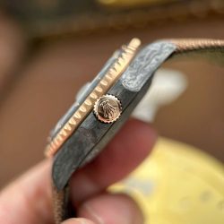 Đồng Hồ Rolex GMT-Master II DiW Replica 11 Vỏ Carbon Đen Mặt Hồng Máy Cơ Thụy Sỹ 40mm (1)